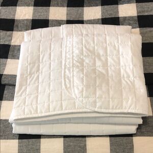 Comphy by Coop Elegant White Quilted Blanket